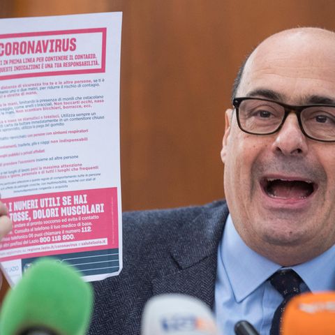 Nicola Zingaretti, Präsident der Region Latium und Chef der italienischen Sozialdemokraten, hält einen Zettel