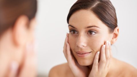 Die Mikrodermabrasion gehört beim Hautspezialisten zu den Standardbehandlungen