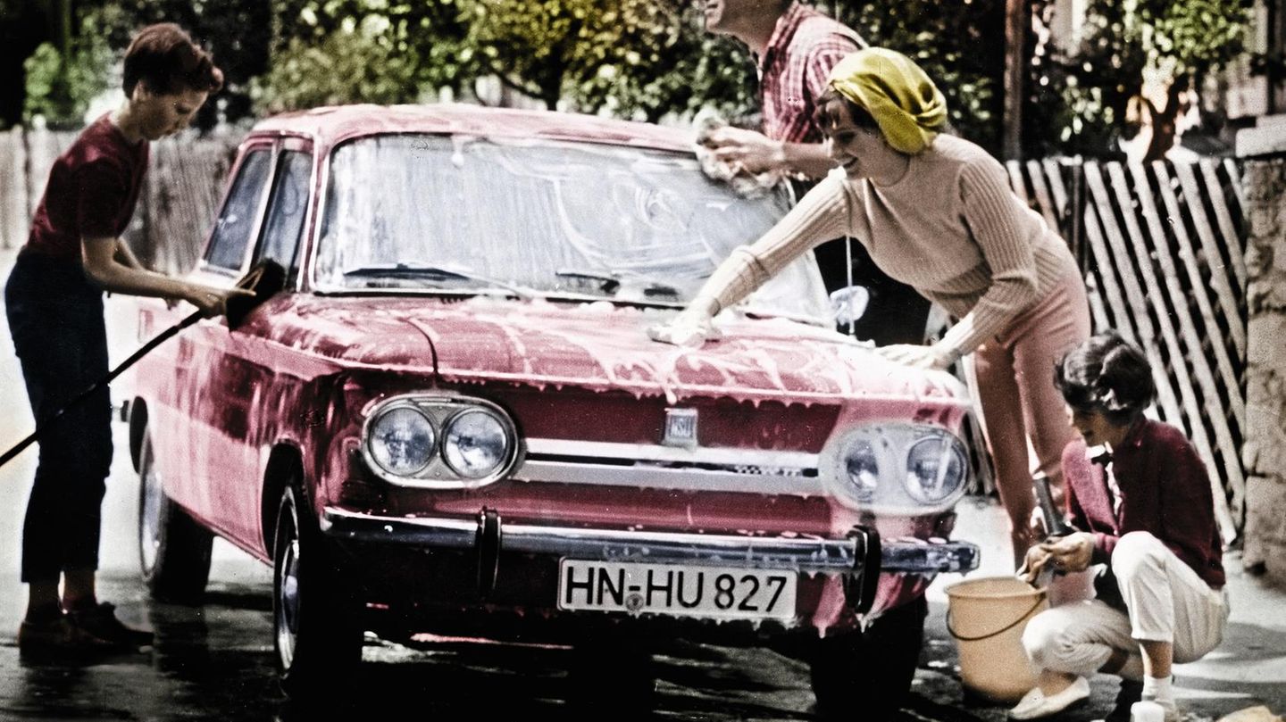 NSU wird liebevoll gewaschen