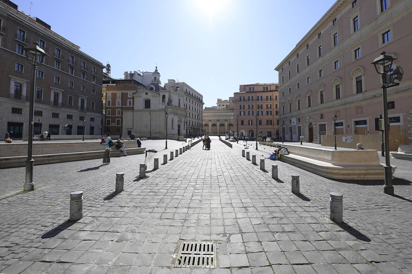 Auch die Piazza San Silvestro in Rom liegt verlassen dar. Die neuen Maßnahmen zur Eindämmung der Corona-Epidemie verbieten "jegliche Form der Zusammenkunft von Menschen an öffentlichen oder für die Öffentlichkeit zugänglichen Orten" verbietet. Alle kulturellen, sportlichen, religiösen oder festlichen Veranstaltungen werden ausgesetzt. Kinos, Bars, Theater, Tanzschulen, Spielhallen, Casinos, Diskotheken, Fitnessstudios und ähnliche Einrichtungen müssen geschlossen bleiben. Dies gilt auch für alle Museen und Kulturstätten