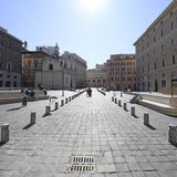 Auch die Piazza San Silvestro in Rom liegt verlassen dar. Die neuen Maßnahmen zur Eindämmung der Corona-Epidemie verbieten "jegliche Form der Zusammenkunft von Menschen an öffentlichen oder für die Öffentlichkeit zugänglichen Orten" verbietet. Alle kulturellen, sportlichen, religiösen oder festlichen Veranstaltungen werden ausgesetzt. Kinos, Bars, Theater, Tanzschulen, Spielhallen, Casinos, Diskotheken, Fitnessstudios und ähnliche Einrichtungen müssen geschlossen bleiben. Dies gilt auch für alle Museen und Kulturstätten