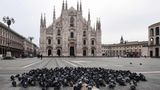 In Milan wagen sich fast nur noch Tauben auf die Piazza del Duomo. In Italien sollen wegen der Coronavirus-Ausbreitung die rund 60 Millionen Einwohner seit Dienstag möglichst zu Hause bleiben. Die Regierung in Rom hatte am Montagabend die zuvor im Norden des Landes verhängten Sperrungen auf das ganze Land ausgedehnt.