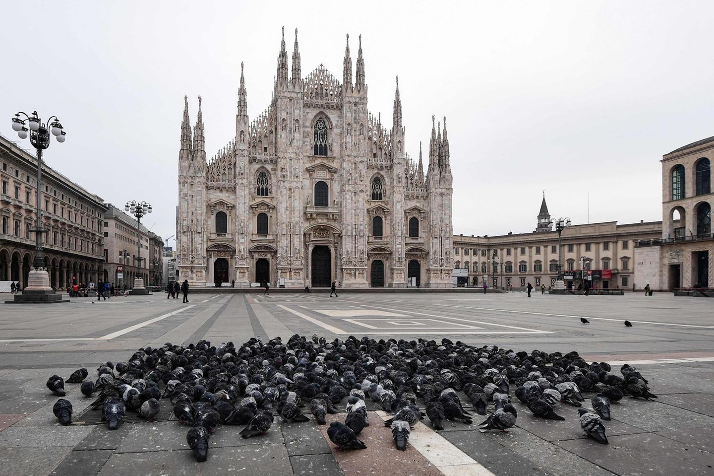In Milan wagen sich fast nur noch Tauben auf die Piazza del Duomo. In Italien sollen wegen der Coronavirus-Ausbreitung die rund 60 Millionen Einwohner seit Dienstag möglichst zu Hause bleiben. Die Regierung in Rom hatte am Montagabend die zuvor im Norden des Landes verhängten Sperrungen auf das ganze Land ausgedehnt.