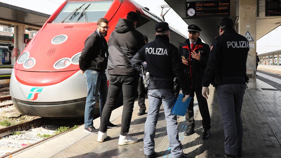 Polizisten kontrollieren am Bahnhof Santa Lucia in Venedig, ob Einwohner und Touristen die Quarantäne-Anordnungen verletzen. Polizisten kontrollieren am Bahnhof Santa Lucia in Venedig, ob Einwohner und Touristen die Quarantäne-Anordnungen verletzen.