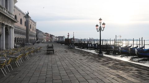 In Venedig bietet sich dasselbe erstaunliche Bild: Wo sich sonst tausende Touristen tummeln, herrscht gähnende Leere. Die Ein- und Ausreise sind hier nur aus Arbeitsgründen und wegen einer medizinischen Notwendigkeit erlaubt, die durch ein ärztliches Attest belegt werden muss. 