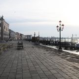 In Venedig bietet sich dasselbe erstaunliche Bild: Wo sich sonst tausende Touristen tummeln, herrscht gähnende Leere. Die Ein- und Ausreise sind hier nur aus Arbeitsgründen und wegen einer medizinischen Notwendigkeit erlaubt, die durch ein ärztliches Attest belegt werden muss. 