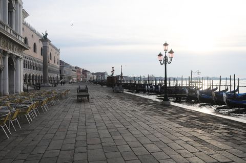 In Venedig bietet sich dasselbe erstaunliche Bild: Wo sich sonst tausende Touristen tummeln, herrscht gähnende Leere. Die Ein- und Ausreise sind hier nur aus Arbeitsgründen und wegen einer medizinischen Notwendigkeit erlaubt, die durch ein ärztliches Attest belegt werden muss. 