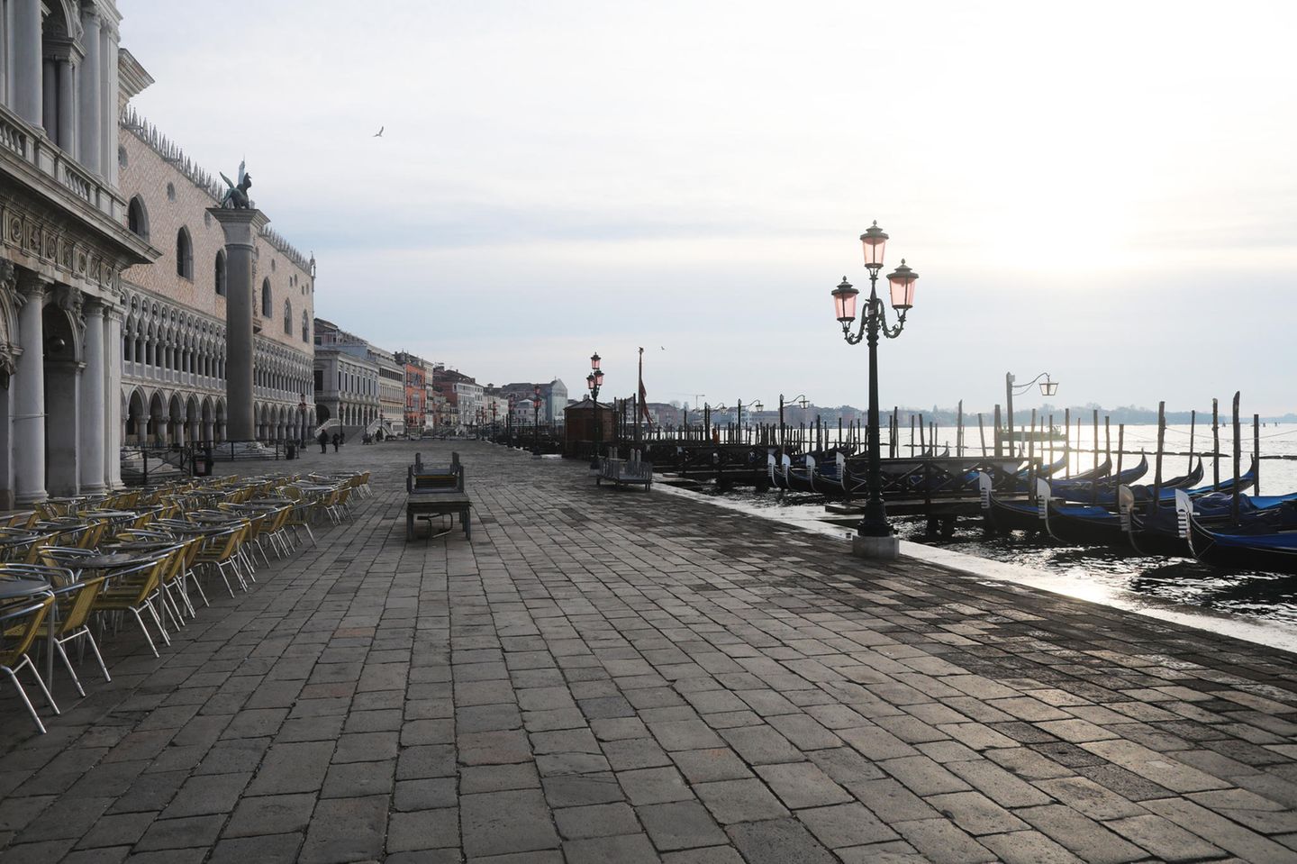 In Venedig bietet sich dasselbe erstaunliche Bild: Wo sich sonst tausende Touristen tummeln, herrscht gähnende Leere. Die Ein- und Ausreise sind hier nur aus Arbeitsgründen und wegen einer medizinischen Notwendigkeit erlaubt, die durch ein ärztliches Attest belegt werden muss. 