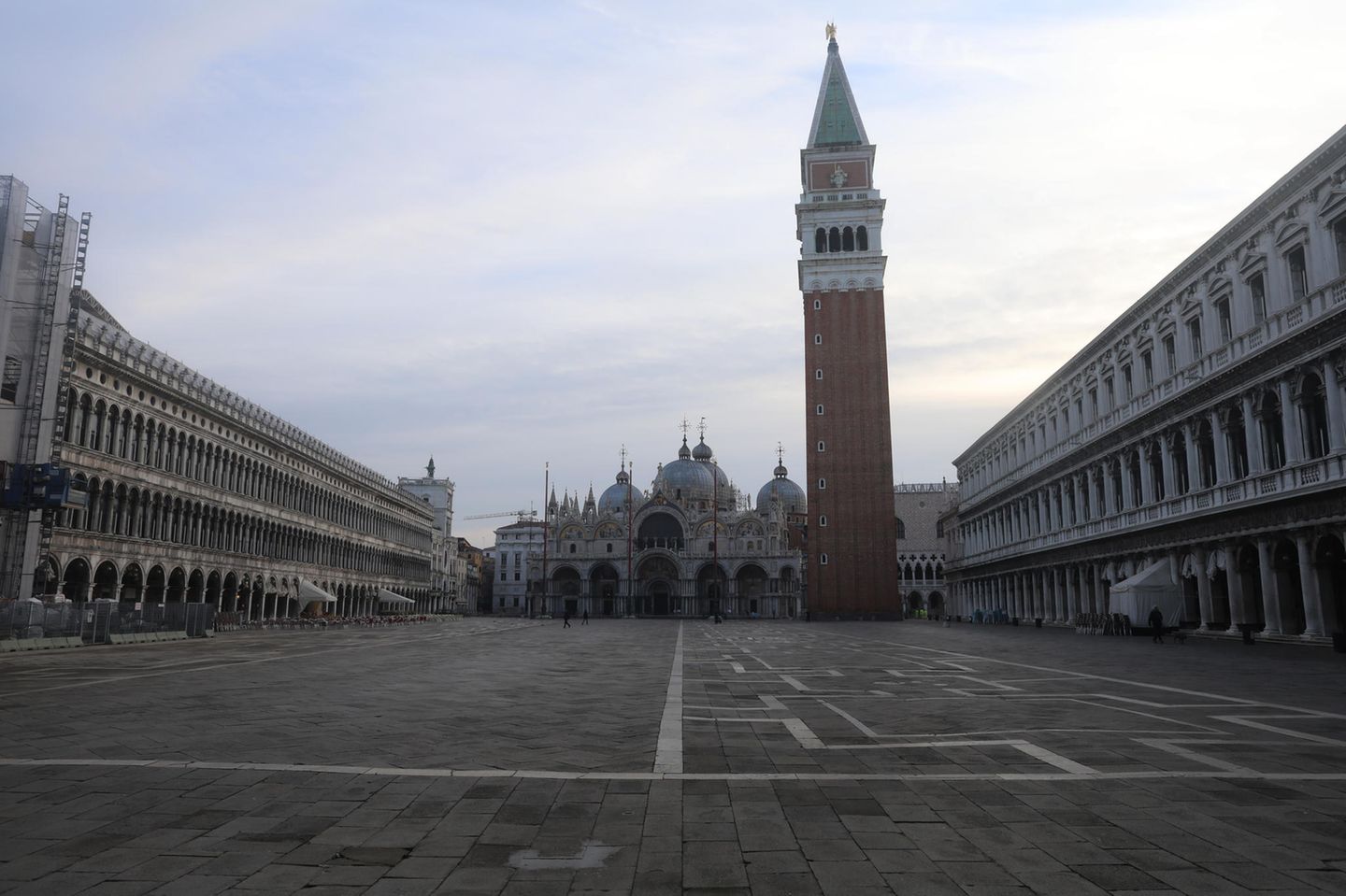Ein völlig leerer Markusplatz: Venedig klagte in den letzten Jahren zunehmend über den massenhaften Touristenandrang. In diesem Frühjahr hat das Coronavirus das Problem für die Venetianer gelöst - auch wenn die Italiener sich die Lösung wohl anders vorgestellt haben. 
