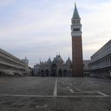 Ein völlig leerer Markusplatz: Venedig klagte in den letzten Jahren zunehmend über den massenhaften Touristenandrang. In diesem Frühjahr hat das Coronavirus das Problem für die Venetianer gelöst - auch wenn die Italiener sich die Lösung wohl anders vorgestellt haben. 