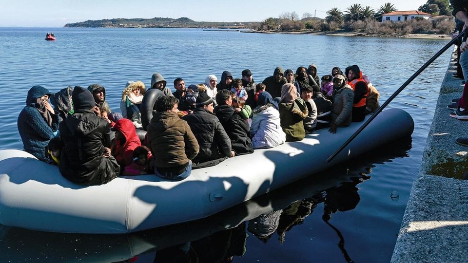 Einwohner der Insel Lesbos halten Flüchtlinge davon ab anzulegen