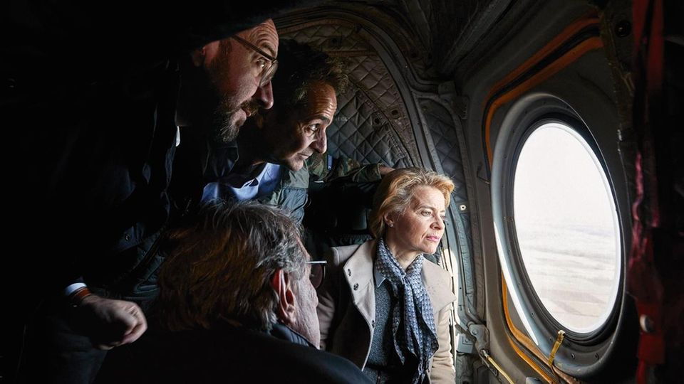Ursula von der Leyen in einem Helikopter über der griechisch türkischen Grenzregion