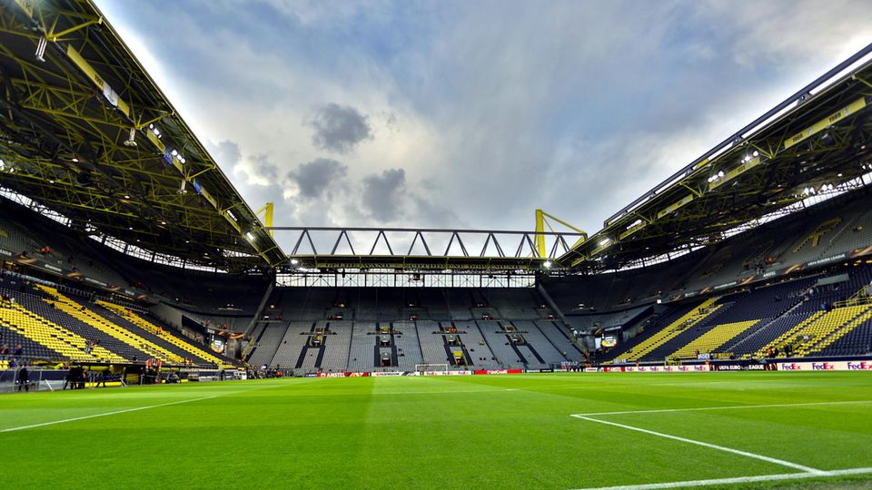 Leeres Dortmunder Stadion: Wegen des Coronavirus gibt es mindestens zwei Geisterspiele in der Fußballbundesliga