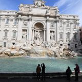 20 Millionen Touristen pro Jahr besuchen üblicherweisen Rom. Der Trevi-Brunnen ist dabei einer der beliebtesten Sehenswürdigkeiten in der italienischen Hauptstadt. Vor dem Ausbruch der Corona-Epidemie hatte der Stadtrat noch angekündigt, die Besucherzahlen zu begrenzen und einen Zaun um den Brunnen zu errichten. Vorerst werden diese Maßnahmen nun nicht mehr notwendig sein. 