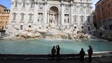20 Millionen Touristen pro Jahr besuchen üblicherweisen Rom. Der Trevi-Brunnen ist dabei einer der beliebtesten Sehenswürdigkeiten in der italienischen Hauptstadt. Vor dem Ausbruch der Corona-Epidemie hatte der Stadtrat noch angekündigt, die Besucherzahlen zu begrenzen und einen Zaun um den Brunnen zu errichten. Vorerst werden diese Maßnahmen nun nicht mehr notwendig sein. 