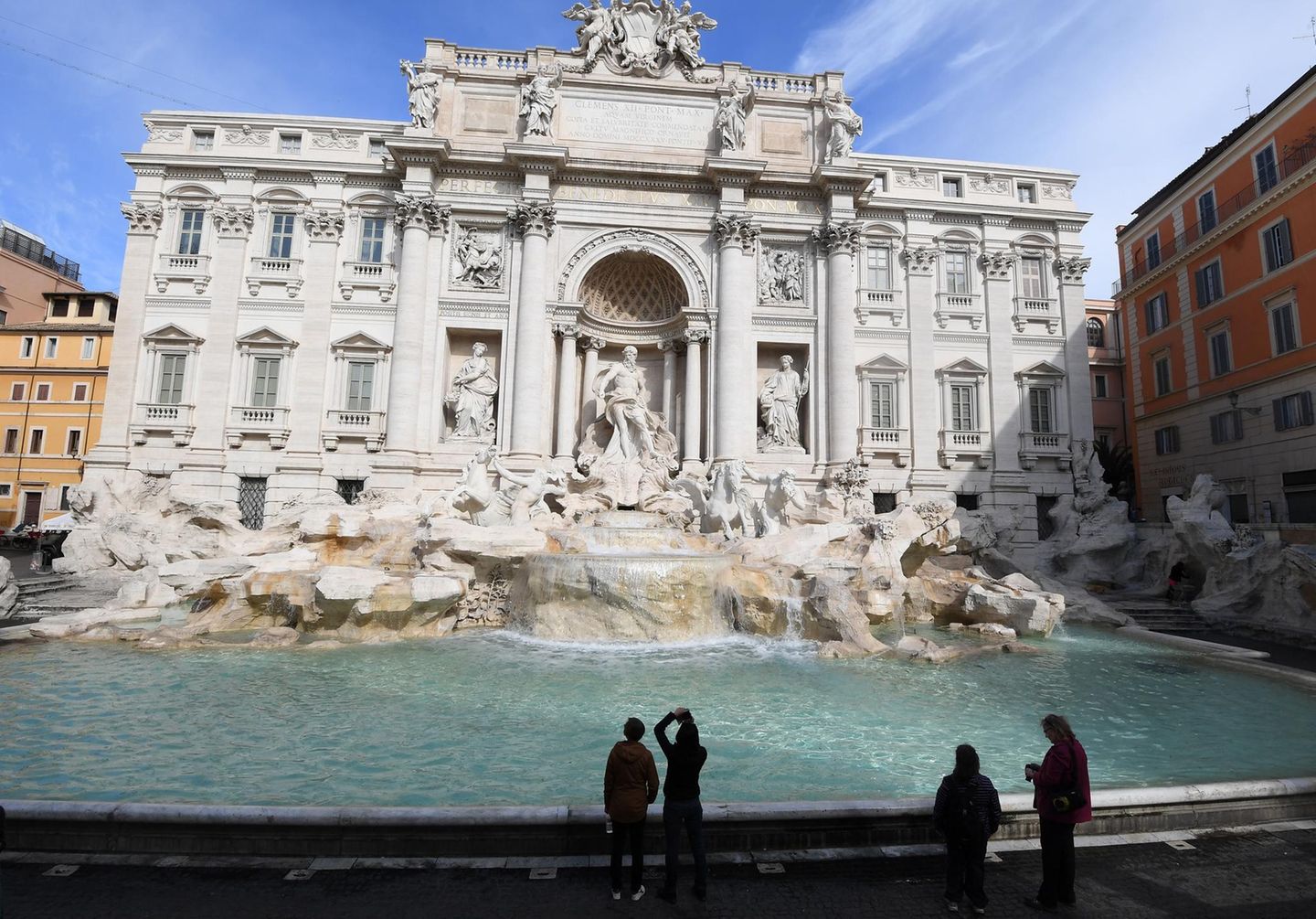 20 Millionen Touristen pro Jahr besuchen üblicherweisen Rom. Der Trevi-Brunnen ist dabei einer der beliebtesten Sehenswürdigkeiten in der italienischen Hauptstadt. Vor dem Ausbruch der Corona-Epidemie hatte der Stadtrat noch angekündigt, die Besucherzahlen zu begrenzen und einen Zaun um den Brunnen zu errichten. Vorerst werden diese Maßnahmen nun nicht mehr notwendig sein. 