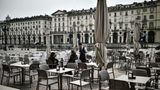 Zwei mutige Gäste auf einer verlassenen Caféterrasse auf der Piazza Vittorio in Turin. Bars und Restaurants können vorerst von 6 bis 18 Uhr geöffnet bleiben, sofern ein Sicherheitsabstand von mindestens einem Meter zwischen den Gästen eingehalten wird.