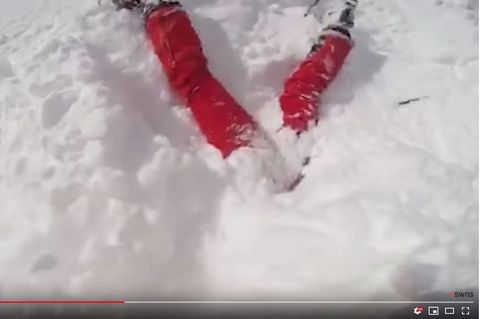 Person mit Oberkörper im Schnee