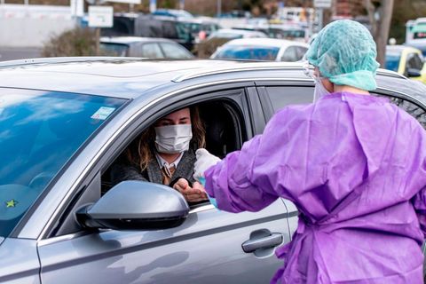 Eine Mitarbeiterin des Medizinischen Versorgungszentrums erprobt den mobilen Test auf das Coronavirus