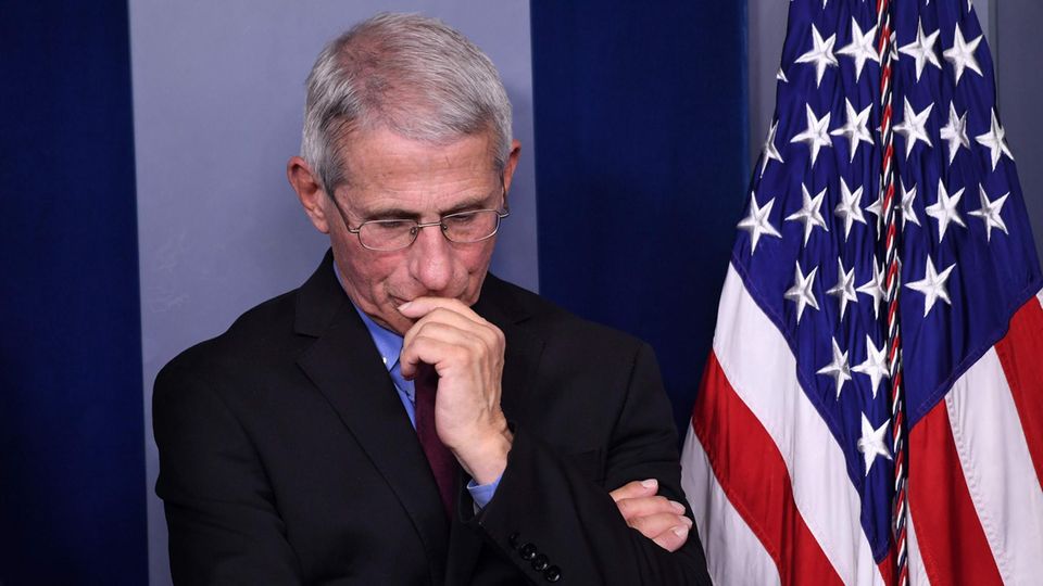 Das Coronavirus schafft, woran alle anderen scheitern: Donald Trump entlarvt sich selbst Anthony Fauci hält sich die Hand an den Mund
