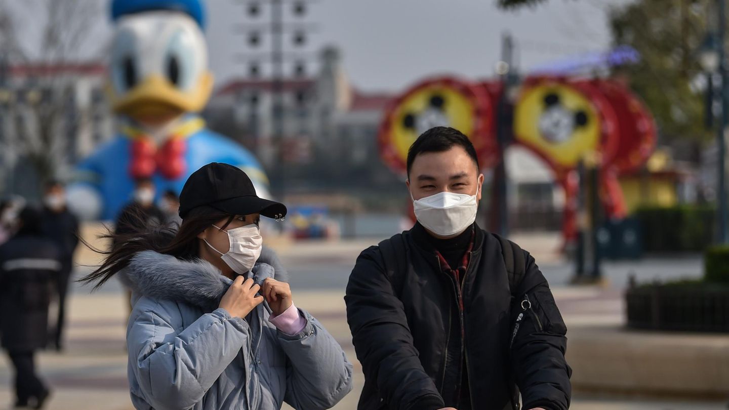 Erste Anzeichen für eine Normalisierung des Lebens? Eine chinesische Familie trägt Schutzmasken beim Besuch von Disneytown in Shanghai am Dienstag.