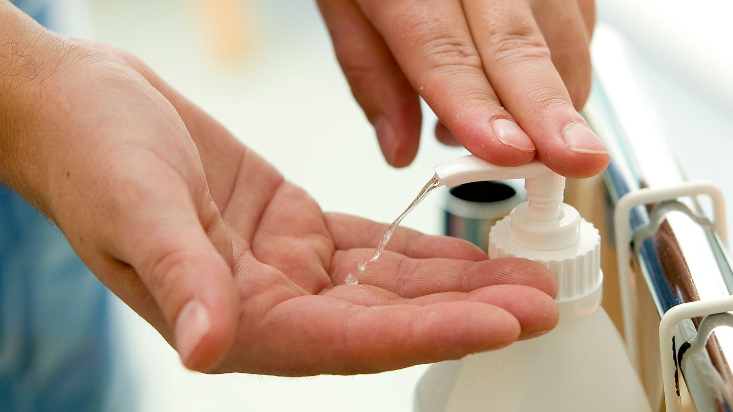 Händewaschen: Ein Mann desinfiziert sich die Hände