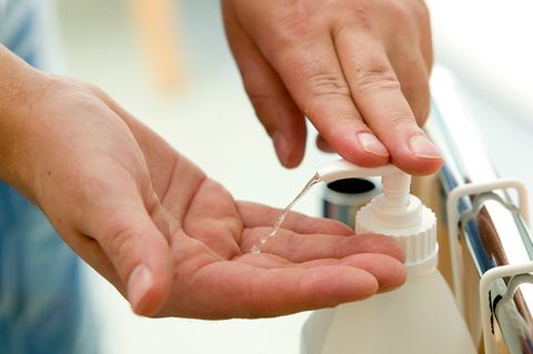 Händewaschen: Ein Mann desinfiziert sich die Hände