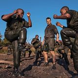 Damien Mander (M.) und seine Schülerinnen