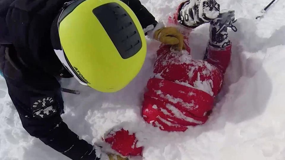 Skifahrerin steckt mit Oberkörper im Schnee fest – ein Fremder gräbt sie aus
