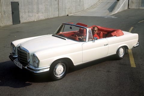 Ein weißes 280 SE Cabriolet von Mercedes Benz