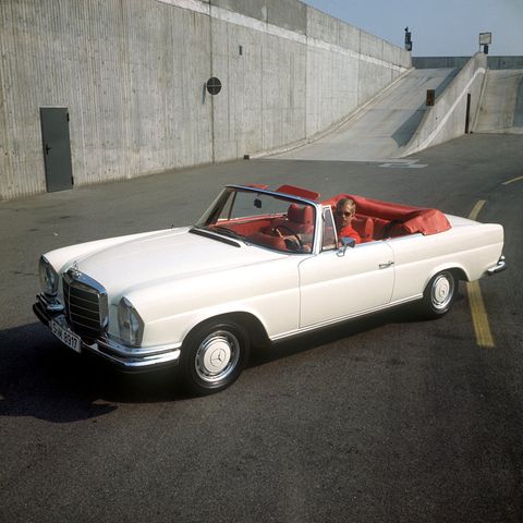 Ein weißes 280 SE Cabriolet von Mercedes Benz