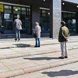 Menschen stehen vor einer Post-Filiale in Rom Schlange