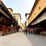 Die Schmuckgeschäfte entlang der Ponte Vecchio-Brücke haben geschlossen