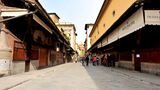 Die Schmuckgeschäfte entlang der Ponte Vecchio-Brücke haben geschlossen