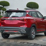 Das Design unterscheidet sich wohltuend von der barocken Anmutung vieler anderer Autos, die in Indien unterwegs sind