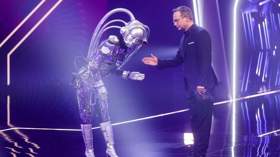 "Der Roboter" und Moderator Matthias Opdenhövel "Der Roboter" und Moderator Matthias Opdenhövel