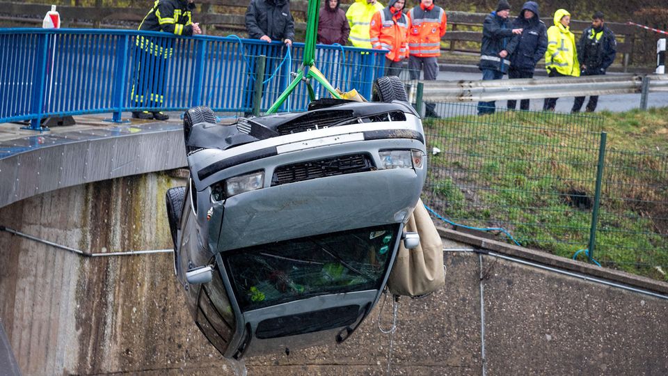 Nachrichten Deutschland Olpe Rettungskräfte ziehen den Wagen aus dem Biggesee