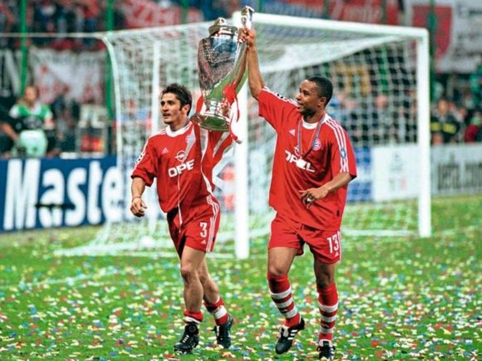 Bildnummer: 00329393 Datum: 23.05.2001 Copyright: imago/Team 2
Bixente Lizarazu (li.) und Paulo Sergio (beide Bayern) mit dem Champions-League-Pokal; Finale, Endspiel, Vneg, quer, Jubel, jubeln, Sieg, Sieger, Siegesfeier, Feier, Europacupsieger, Trop... Bildnummer: 00329393 Datum: 23.05.2001 Copyright: imago/Team 2
Bixente Lizarazu (li.) und Paulo Sergio (beide Bayern) mit dem Champions-League-Pokal; Finale, Endspiel, Vneg, quer, Jubel, jubeln, Sieg, Sieger, Siegesfeier, Feier, Europacupsieger, Trop...