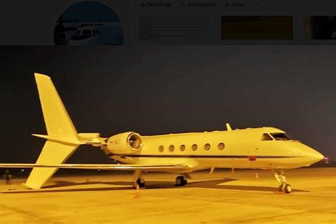 Der beschädigte Privatjet vom Typ Gulfstream Iv auf dem Rollfeld des Flughafens von Vientiane