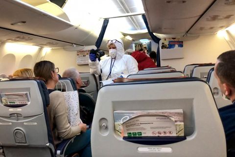 Moskau: Ein Arzt kontrolliert die Temperatur der Passagiere in einem Flugzeug, welches aus Italien eintrifft.