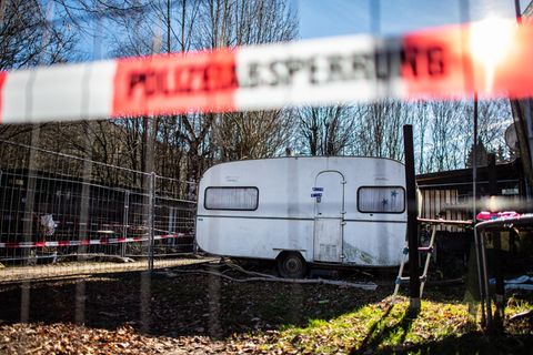 Auf dem Campingplatz Eichwald in der inzwischen eingezäunten Parzelle des mutmaßlichen Täters steht der versiegelte Campingwagen