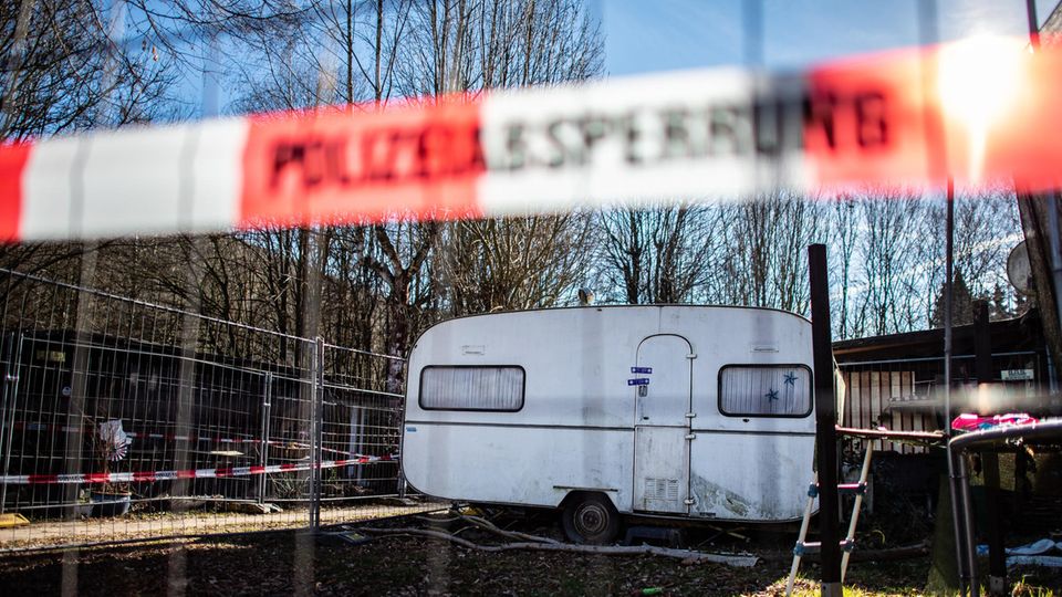Auf dem Campingplatz Eichwald in der inzwischen eingezäunten Parzelle des mutmaßlichen Täters steht der versiegelte Campingwagen