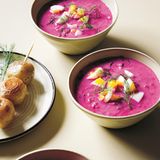 Kalte Rote-Bete-Suppe      Hier geht's zum Rezept-Video      Zutaten:  400 g Rote Beten, Salz, 3 Eier 200 g Gurke, geschält, Kerne entfernt und Fleisch grob geraspelt oder gewürfelt, 1½ EL gehackter Dill, 2–3 Frühlingszwiebeln, fein gehackt, 1 l Kefir (oder Buttermilch), Saft von ¼ oder ½ Zitrone (nach Belieben), 1 TL frisch geriebener Meerrettich (oder ¼ TL weißer Pfeffer), Dillstängel zum Servieren      Zubereitung:  Die Roten Beten unter fließendem kaltem Wasser gründlich abbürsten. In einem großen Topf Salzwasser zum Kochen bringen und die Roten Beten hinzufügen. Zudecken und die Roten Beten etwa 40 Minuten kochen, bis ein Küchenmesser sich leicht durch die Mitte hindurchstechen lässt. Wasser abgießen und die Roten Beten unter fließendem kaltem Wasser oder eine Minute in Eiswasser abkühlen. Dann schälen und die Roten Beten grob raspeln.  In der Zwischenzeit die Eier 7–8 Minuten hart kochen. Die Eier kalt abschrecken und mindestens 5 Minuten in einer Schüssel mit kaltem Wasser liegen lassen. Eier schälen, grob hacken und beiseitestellen.  Alle Zutaten außer den Eiern und dem Dill in eine große Schüssel füllen und sehr gut miteinander vermischen. Für eine dünnere Konsistenz einfach noch etwas Wasser hinzufügen.  Mit Salz und Meerrettich oder Pfeffer würzen und Zitronensaft nach Be- lieben hinzufügen, um die Aromen auszugleichen (bei der Verwendung von Buttermilch ist etwas mehr nötig, da sie nicht so sauer ist). In Schalen füllen und mit dem Ei und etwas Dill garnieren.