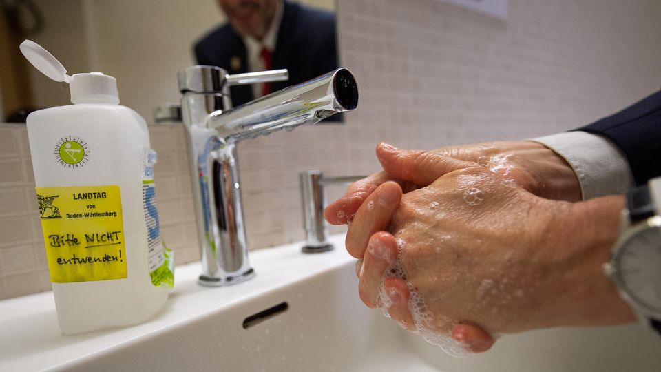 Coronavirus Händewaschen Ein Mann steht an einem Waschbecken und wäscht sich gründlich die Hände