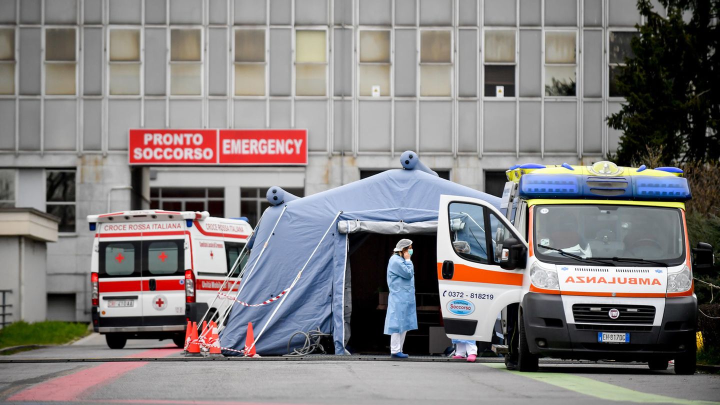 Vor einem Krankenhaus wurden Notfall-Zelte aufgestellt