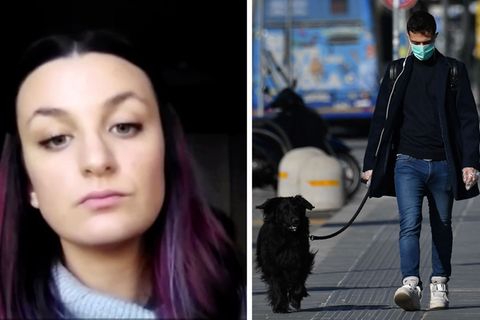 Eine junge Frau mit langen lila-schwarzen Haaren und im hellblauen Strickpulli neigt den Kopf beim Sprechen