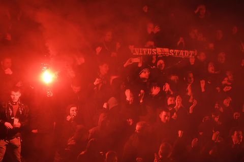 Gladbach-Fans warten hinter der Nordkurve
