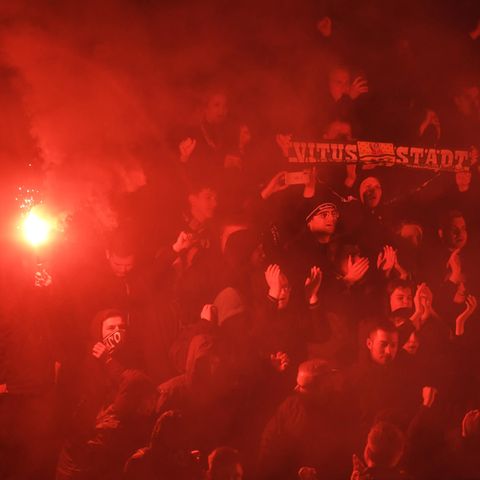 Gladbach-Fans warten hinter der Nordkurve