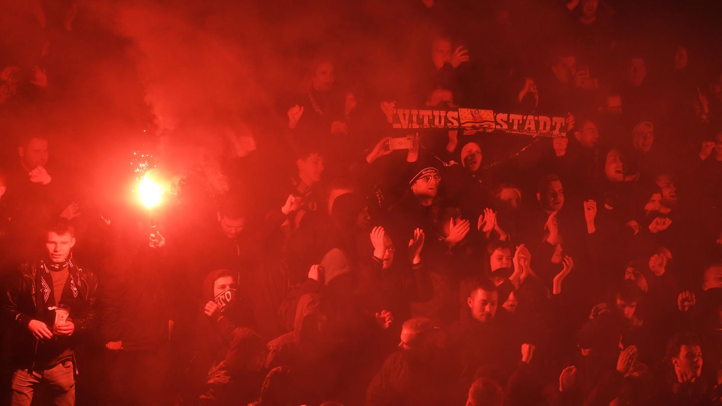 Gladbach-Fans warten hinter der Nordkurve