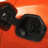 Der serienmäßige Onboardlader ist einphasig